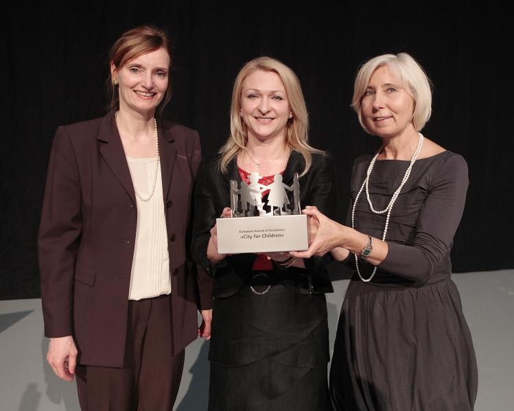 
Bürgermeisterin Fezer überreichte den 'Cities for Children Award' an Luiza Staszczak-Gasiorek und Iwona Iwanicka, die Vertreterinnen des Gewinners 2013, die Stadt Lodz. Foto: Kraufmann



