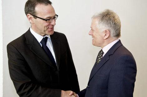 
OB Fritz Kuhn begrüßt den britischen Botschafter Simon McDonald. Foto: Piechowski

